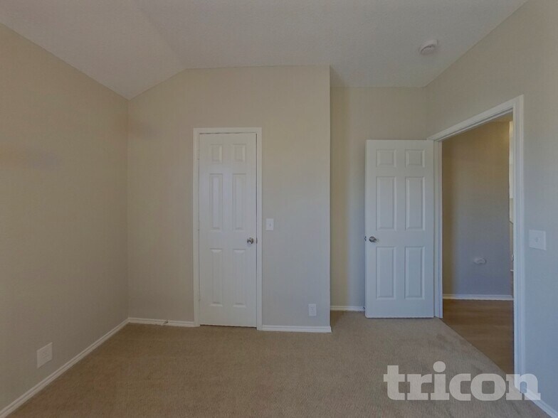 Building Photo - 3276 Raleigh Dr