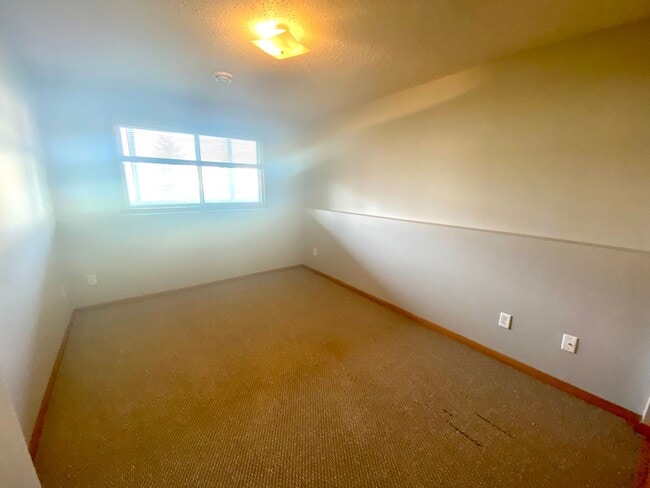 Building Photo - 3 bed, 2 bath Twinhome