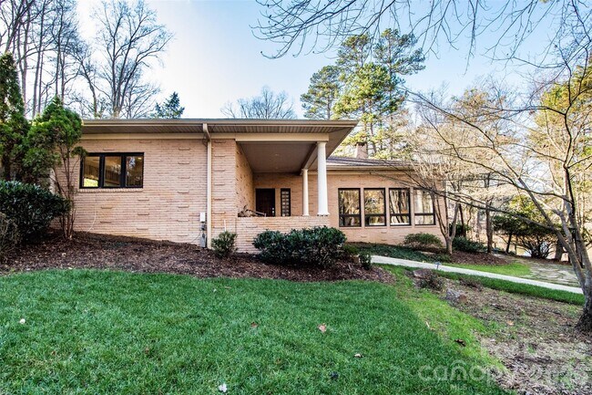 Building Photo - 3911 Lakeside Dr