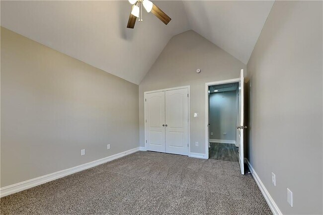 Building Photo - 805 River Valley Dr