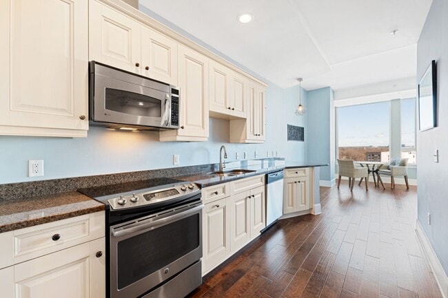 Building Photo - Stunning Studio Apartment with Spectacular...