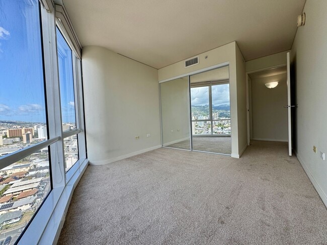 Building Photo - Moana Pacific East Tower 3/2/2 - AVAILABLE May 21, 2026