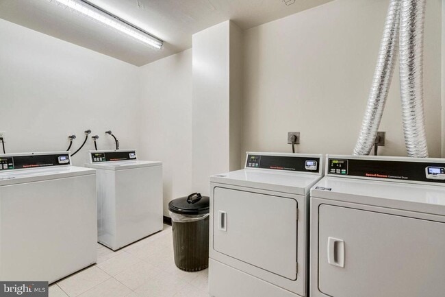 Building Photo - Dupont Circle One Bedroom W/Roof Top Pool,...