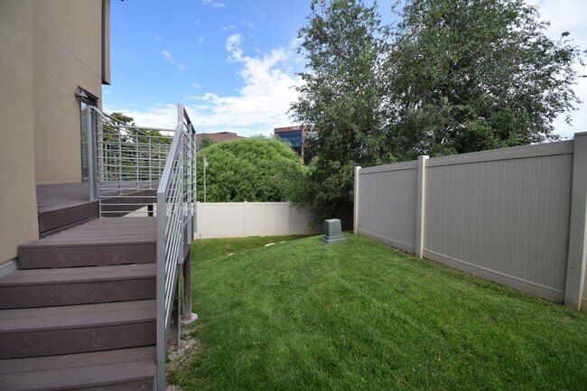 Building Photo - Great 3 Bed 2.5 Bath Townhome in Great Location!!!