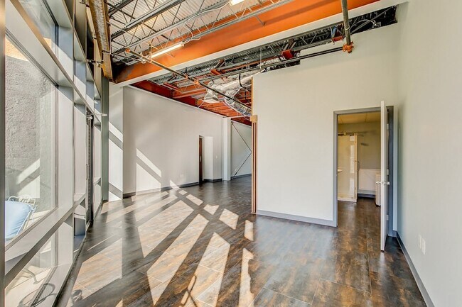 Building Photo - 1006 Houston St