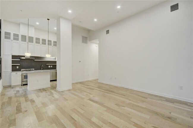 Building Photo - 211 W Johanna St