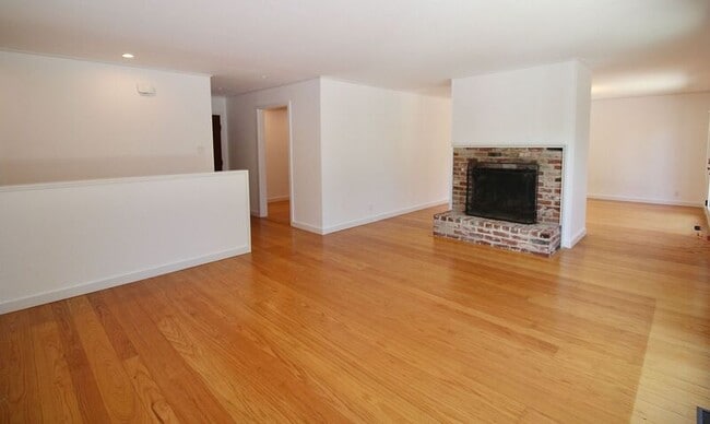 Building Photo - 49 Cushing Ave
