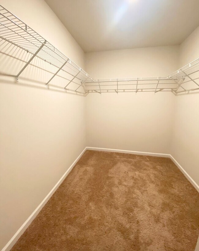 Building Photo - BETTER THAN NEW!