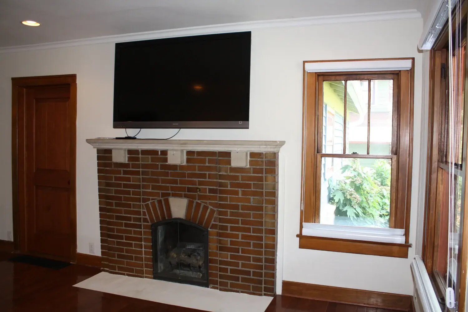 Building Photo - 810 E 1st St