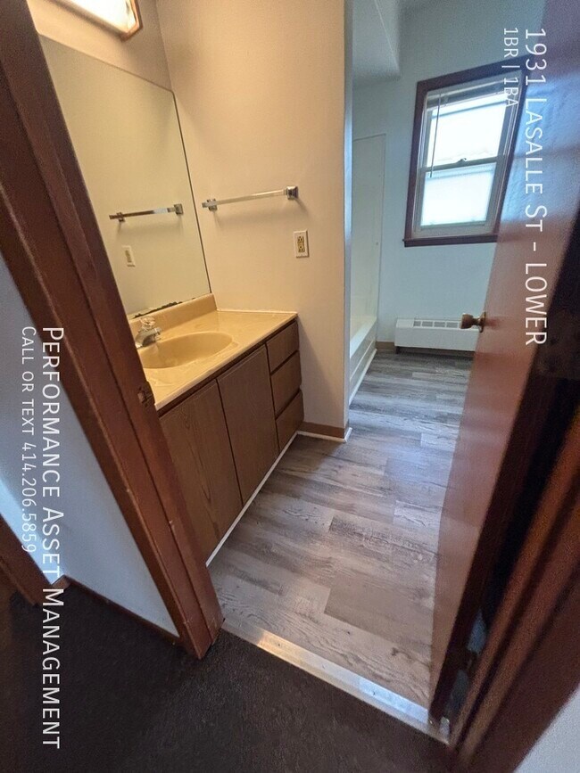 Building Photo - Lovely Racine Northside 1 Bedroom