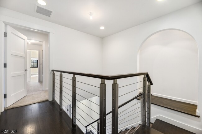 Building Photo - 60 Fernwood Rd
