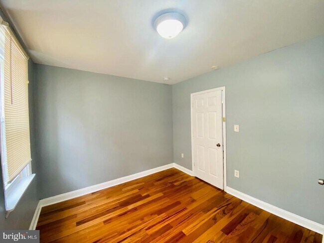 Building Photo - 1704 N Sydenham St