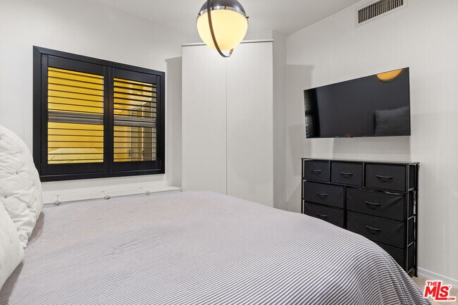 Building Photo - 245 Main St