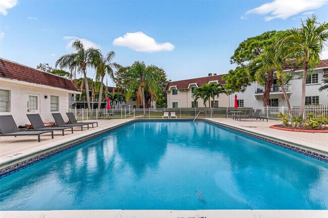 Building Photo - 700 SE 2nd Ave