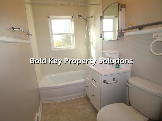 Building Photo - 3 BR 1 BA House with Garage Across from Pu...
