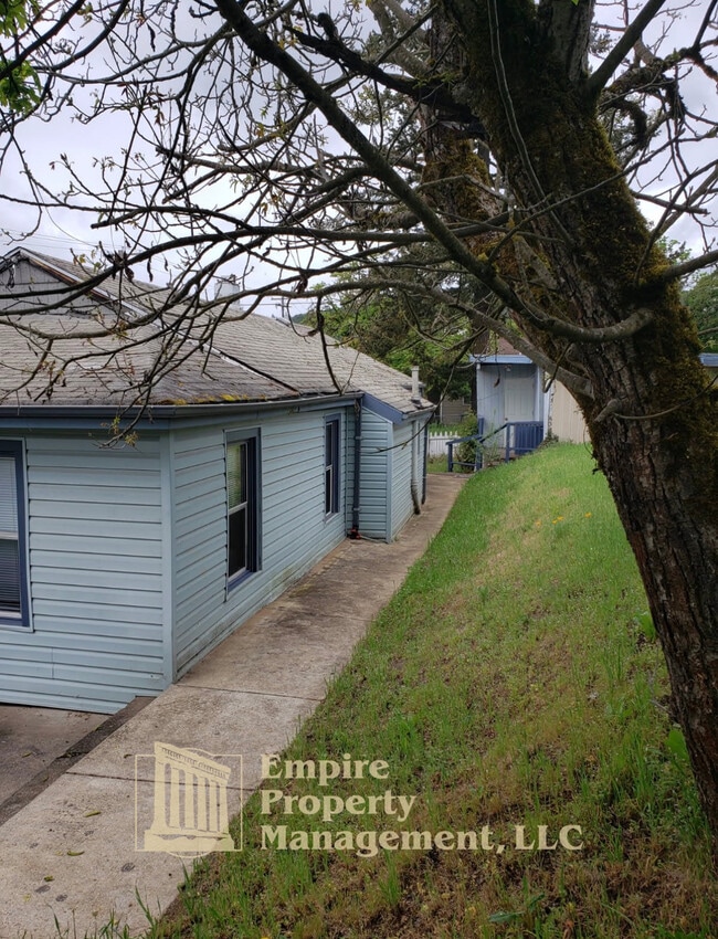 Building Photo - 1779 SE Giles St