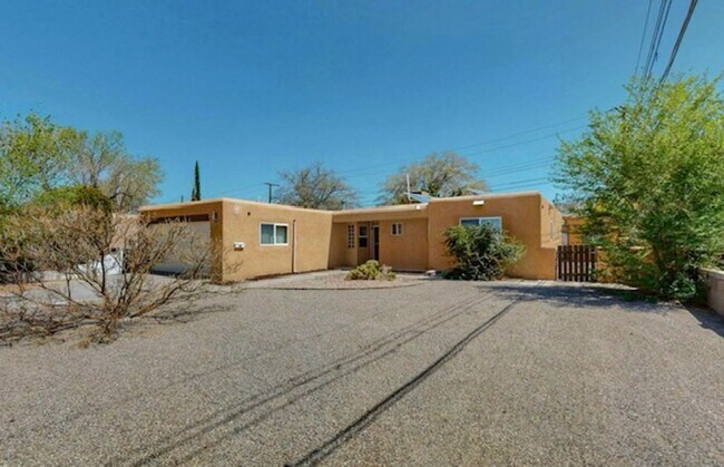 Building Photo - 3 Bedroom, 2-Bathroom, Close to everything...