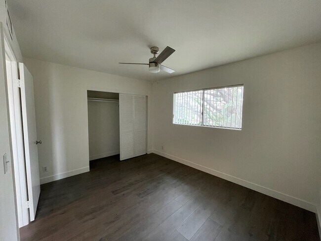 2nd bedroom with ceiling fan & light - 10330 Riverside Dr