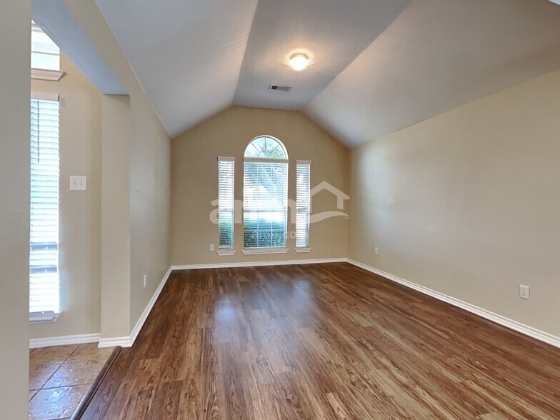 Building Photo - 5700 Creekway Dr