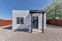 Building Photo - 210 E Elm St