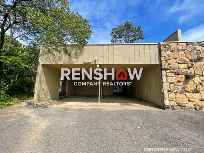 Building Photo - Unique 3 Bed / 2.5 Bath Condo - Move in Re...