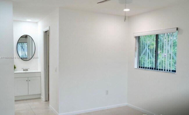 Building Photo - 911 NE 199th St