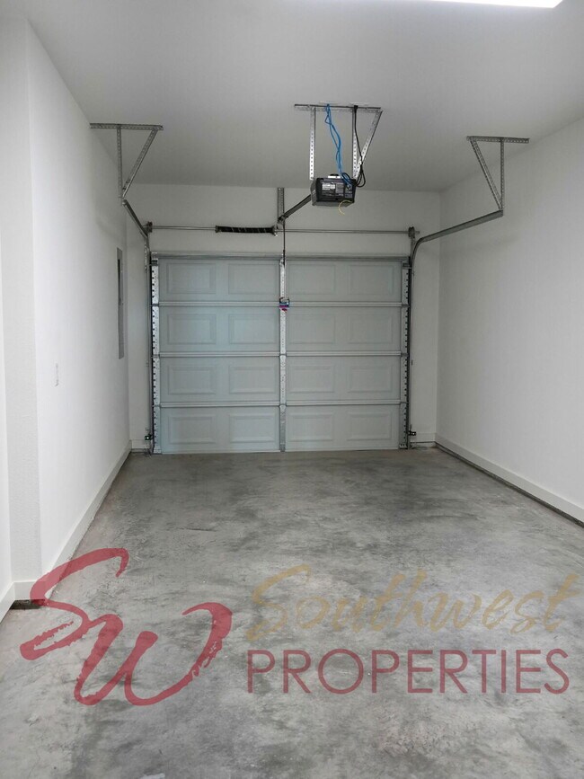 Building Photo - Upgrade your living experience across from campus in this fully furnished 3 bedroom 2.5 bath!