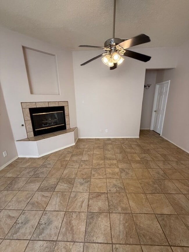 Building Photo - Spacious 3 Bedroom 2 Bathroom and 2 Car Ga...