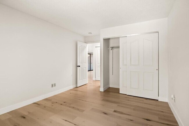 Building Photo - Stylish Lake Oswego 1 Bedroom Condo with Loft — Walk to Shops & Parks