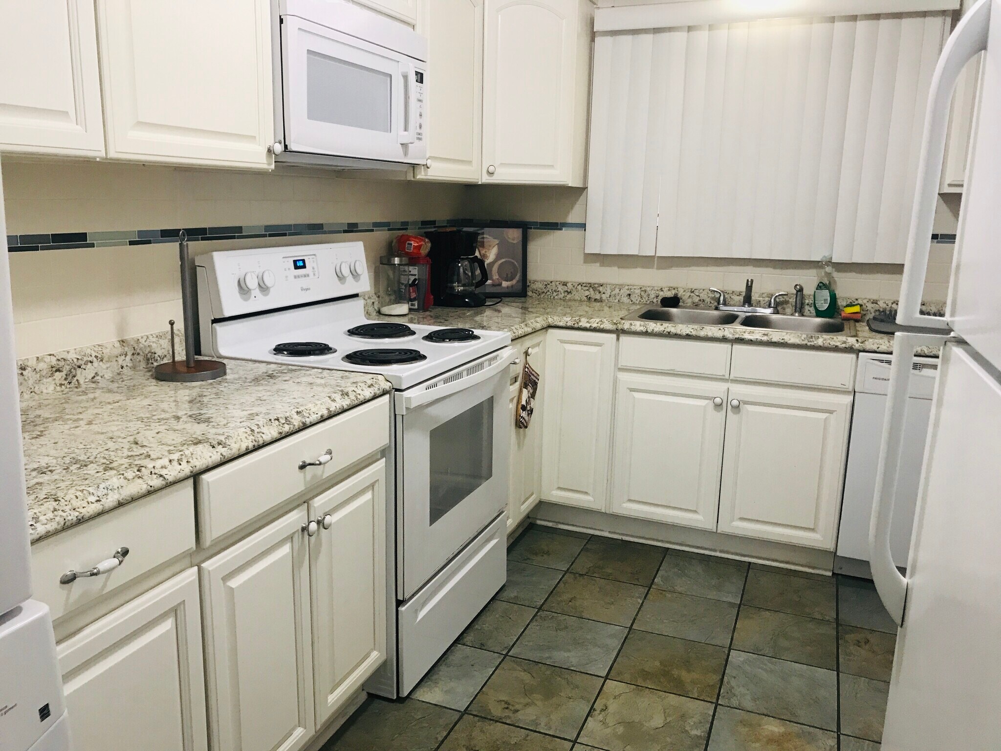 Building Photo - 324 E Spruce Ave