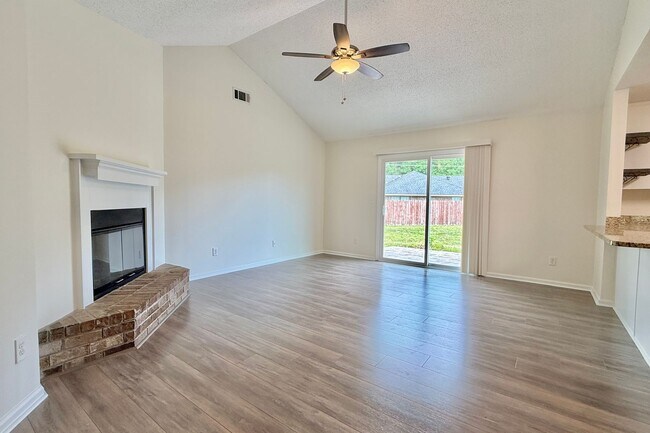 Building Photo - AVAILABLE NOW! (Pet Friendly)