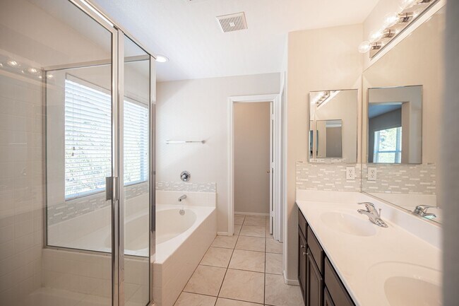 Building Photo - Beautiful 4 Bedroom 2.5 bath Home in the Southwest!