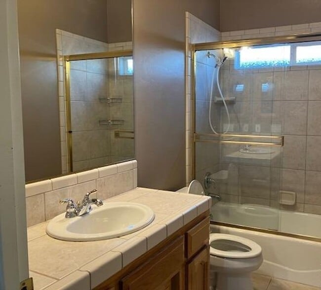 Building Photo - West Bakersfield Custom Home for Rent Available Now!