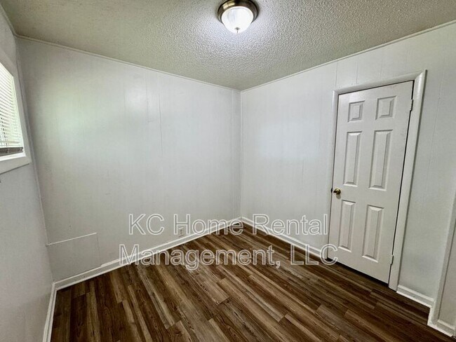 Building Photo - 7507 E 108th St