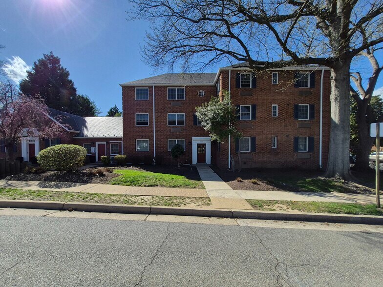 Building Photo - 1602 W Abingdon Dr