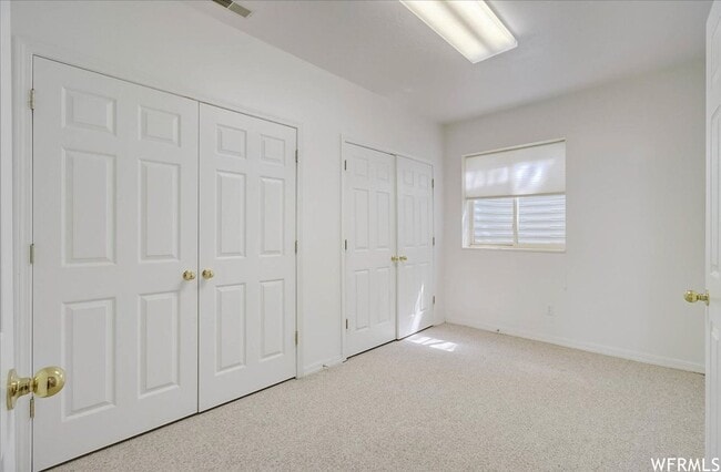 Building Photo - Large 6 Bedroom Home, 3 Car Garage, Gorgeo...