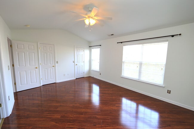 Building Photo - Spacious Townhome in Amazing NW Raleigh Lo...