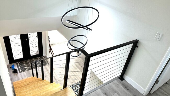 Building Photo - Stunning Newly Renovated 3BD/2.5BA Luxury ...