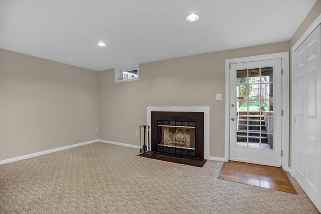 Building Photo - Charming 3-Bedroom Townhome for Rent in Ab...