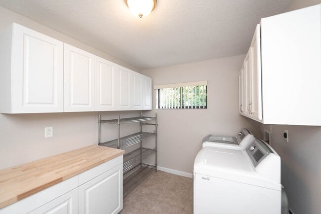 Building Photo - Welcome to this spacious three-bedroom, three-bath home in the heart of Palm Bay