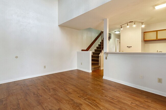 Building Photo - 2 Bed/2 Bath with loft. Close to Campus On bus line.