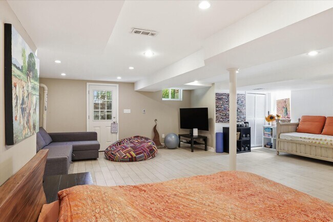 Building Photo - 3221 Coquelin Terrace