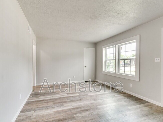 Building Photo - 2312 Mustang St