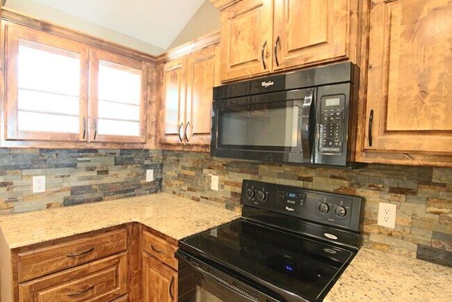 Building Photo - Tour Today! 3 Bedroom 2 Bath in Lindale ISD!