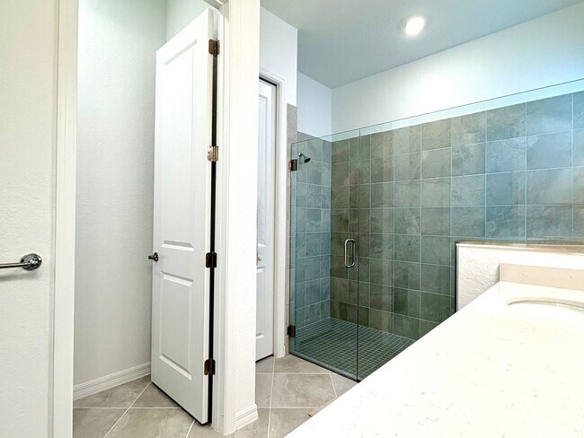 Building Photo - Brand New Luxury Rental in Wellen Park – Never Lived In!