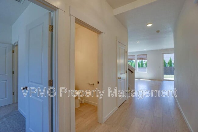 Building Photo - 935 SE 36th St