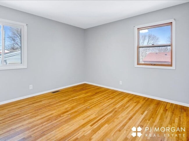 Building Photo - 3 bedroom, 2 Bathroom Home - Available Now