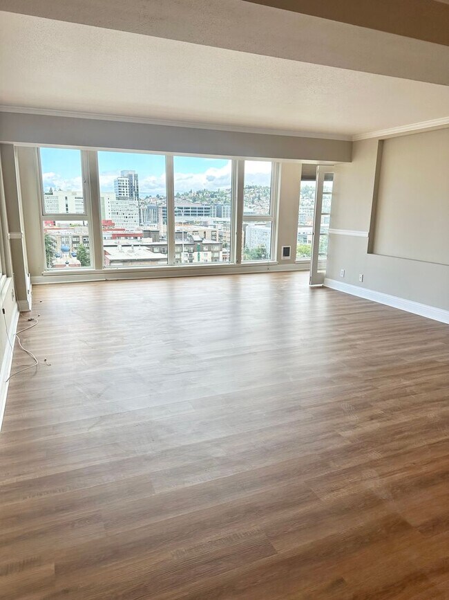 Building Photo - 2-bed, 2-bath Condo with Sweeping Views of City and Space Needle!