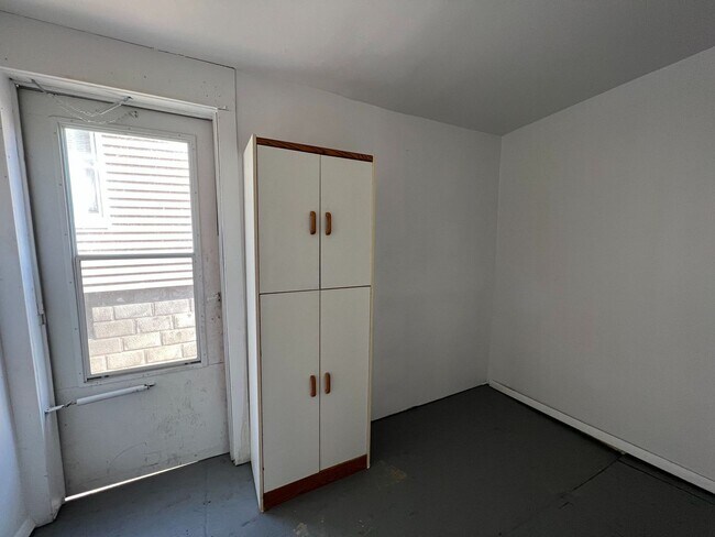 Building Photo - Beautiful original woodwork!  3 bed South Omaha home!