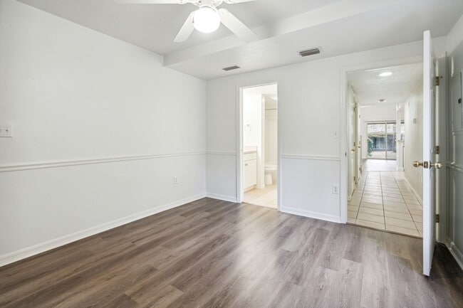 Building Photo - Townhome in Woods Edge!